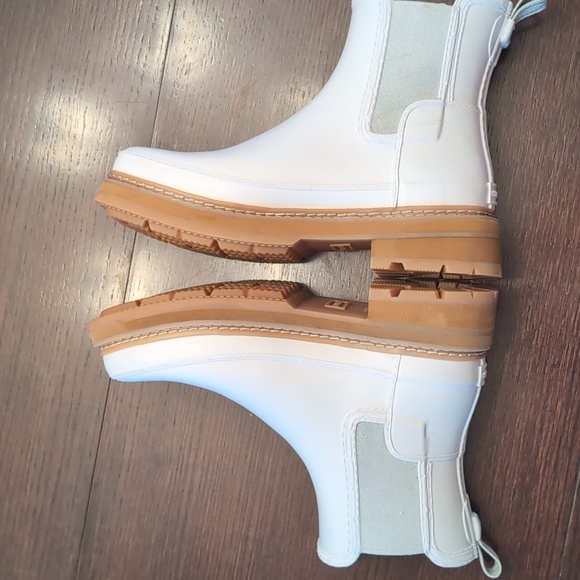 Hunter Refined Stitch Detail Chelsea Rain Boots - Picture 3 of 8